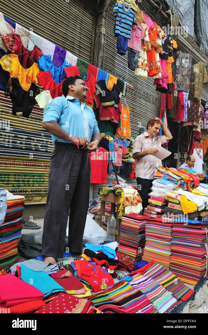 Venta de ropa en la calle pahargaj fotografías e imágenes de alta  resolución - Alamy