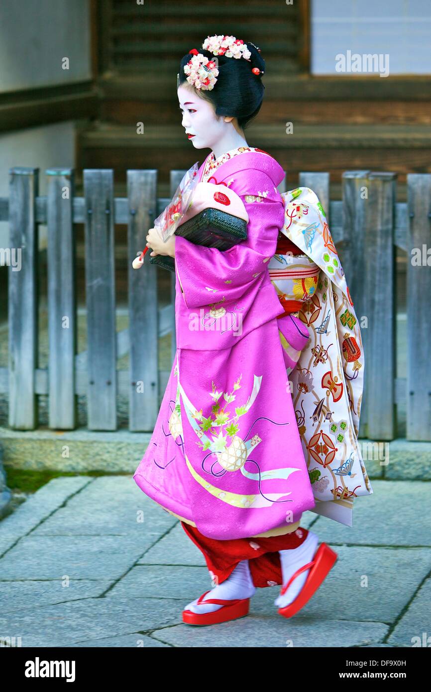 Geisha tomando parte en los rituales de Setsubun en Yasaka zapatos  Fotografía de stock - Alamy