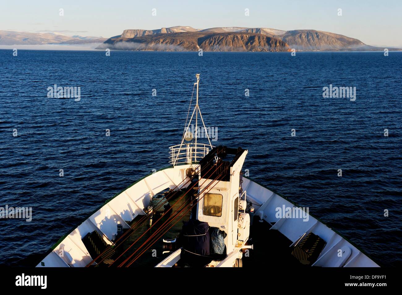 Vista desde la cubierta de un barco de crucero crucero Fiordos, a través de la luz del sol de la isla de Baffin, Nunavut, Canadá Foto de stock