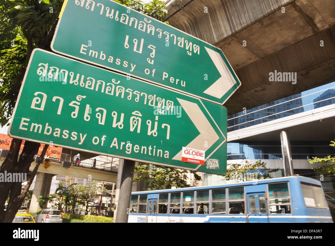 Bangkok (Tailandia): algunas embajadas sudamericano señales a lo largo de la calle Sukhumvit Road Foto de stock
