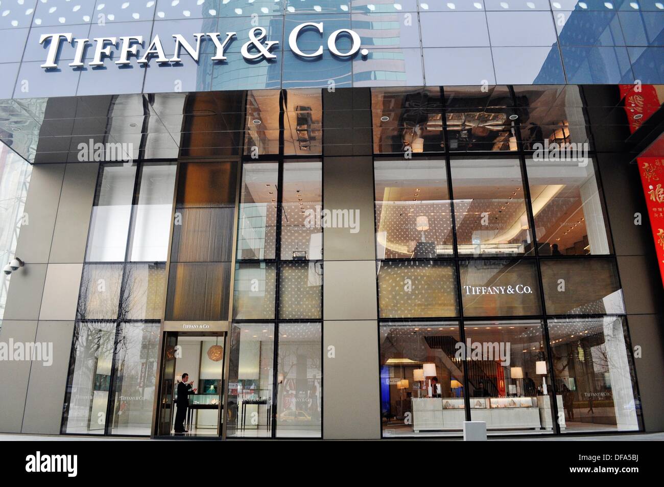 Employees have a conversation at a Tiffany & Co. store in Shanghai,  Fotografía de noticias - Getty Images