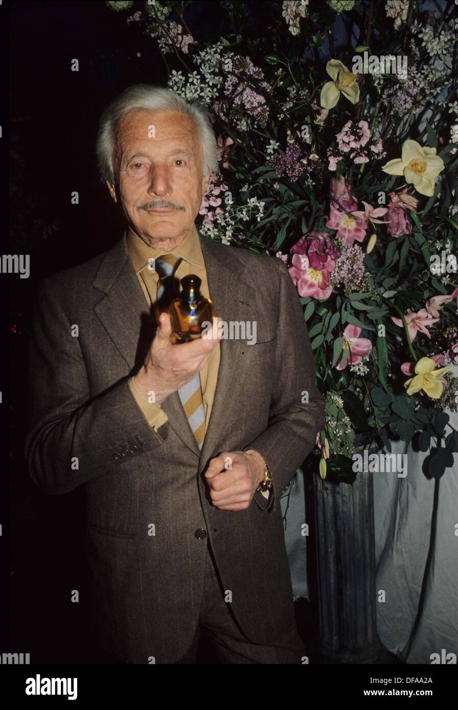 OLEG CASSINI introducir nuevo .(Credit Image: © Judie Burstein  y Globe Photos/ Fotografía de stock - Alamy