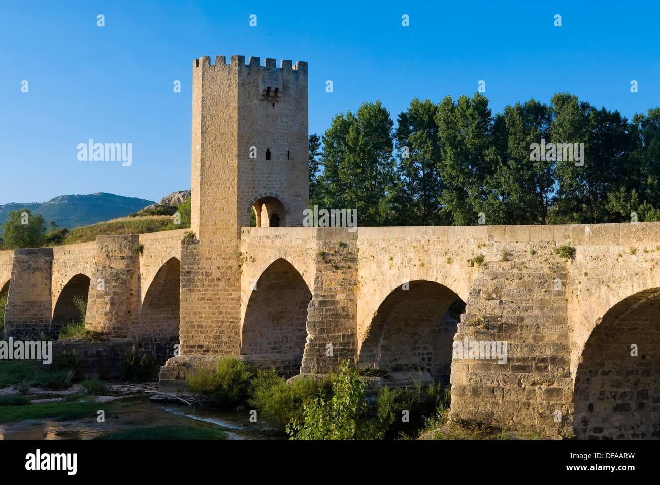 Puente medieval de Frías -pero de origen romano- sobre el río Ebro Las Merindades de Burgos, España Foto de stock