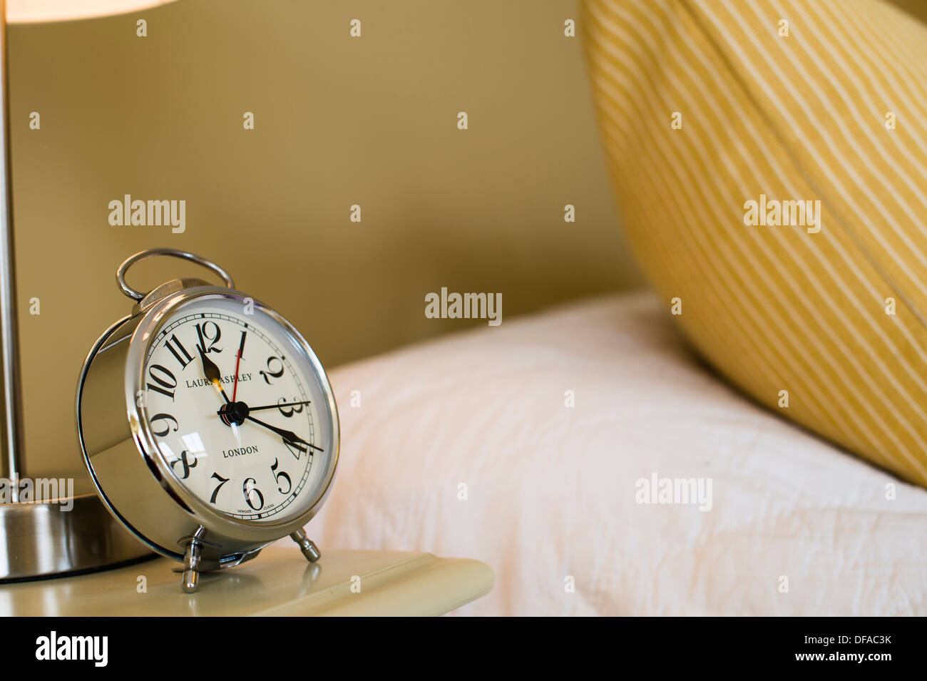 Un reloj despertador de Laura Ashley sobre una mesilla Fotografía de stock  - Alamy