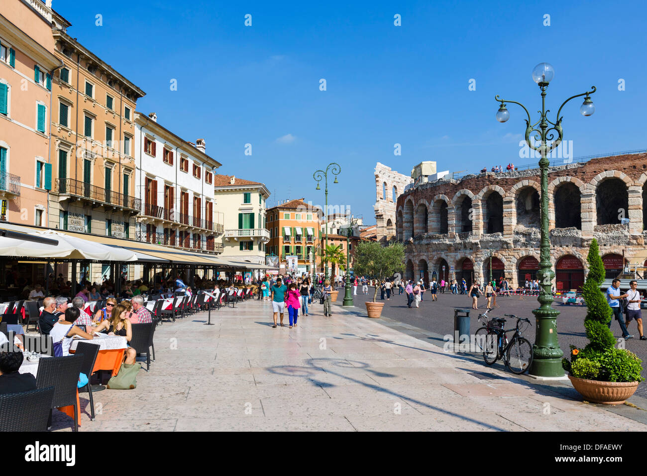 Restaurantes en frente de la Arena, la Piazza Bra, Verona, Véneto, Italia Foto de stock