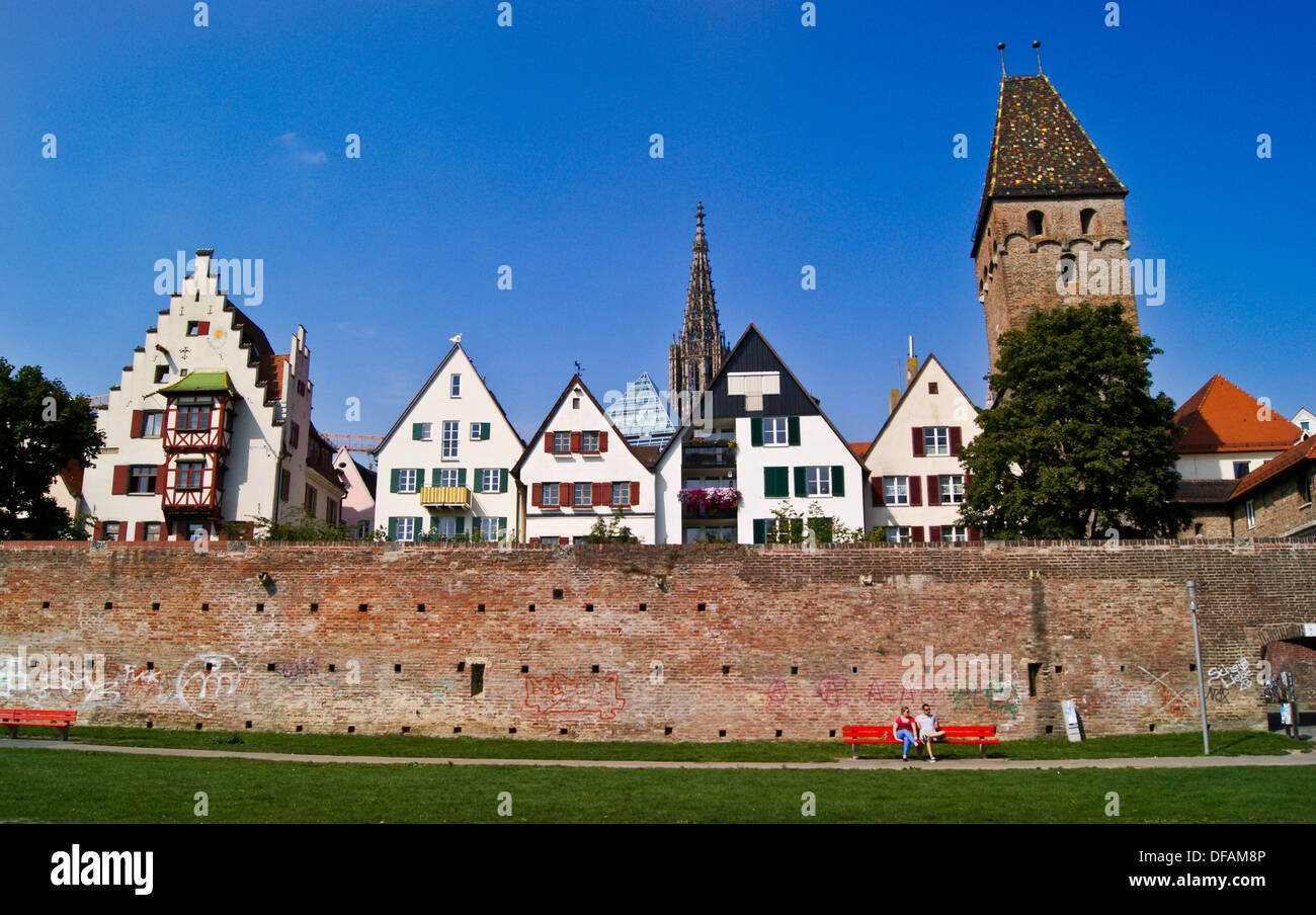 Fachwerk casas medievales con entramados de madera en el interior de la muralla de la ciudad de Ulm, Baden-Wurtemberg, Alemania Foto de stock