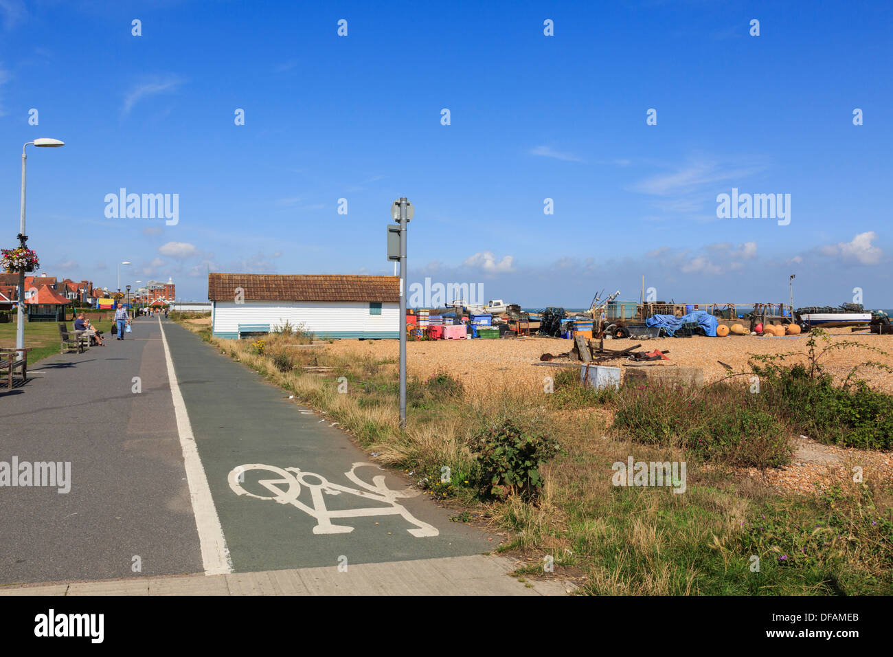 Red nacional de ciclo ruta 1 con el signo en el paseo marítimo de la playa de Walmer en Deal, Kent, Inglaterra, Reino Unido, Gran Bretaña Foto de stock