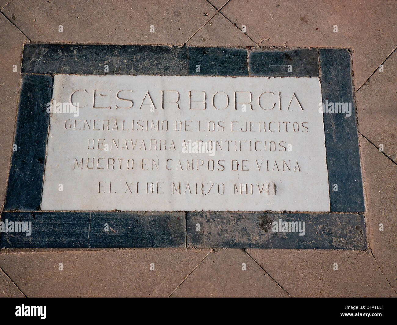 César la tumba de mármol bajo el altar de la Iglesia de Santa