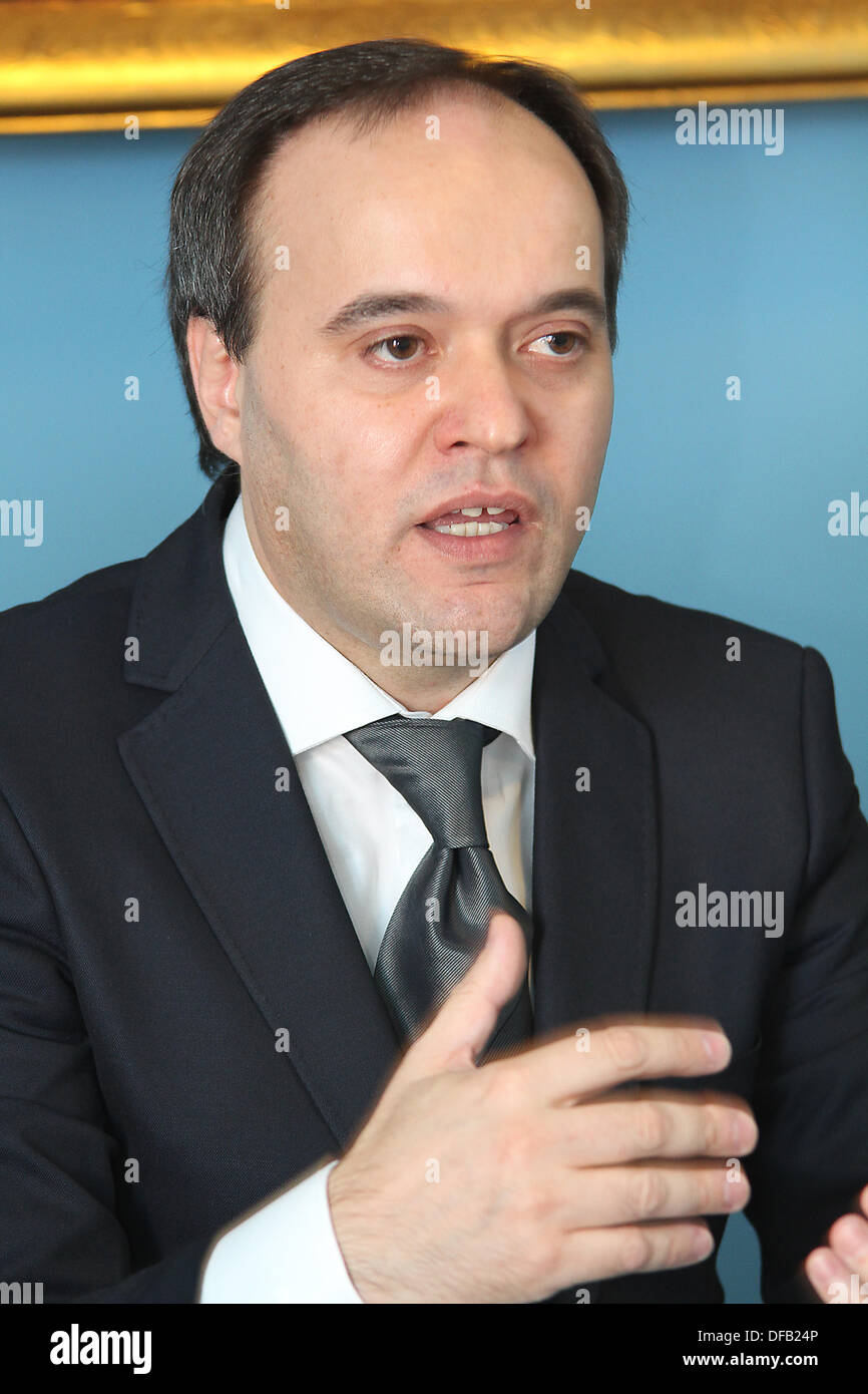 Nuevo director titular de la Orquesta Filarmónica de Bohemia del Norte de Teplice Alfonso Scarano habla durante una conferencia de prensa en la ciudad de Teplice, República Checa el 30 de septiembre de 2013. (CTK Foto/Ondrej Hajek) Foto de stock