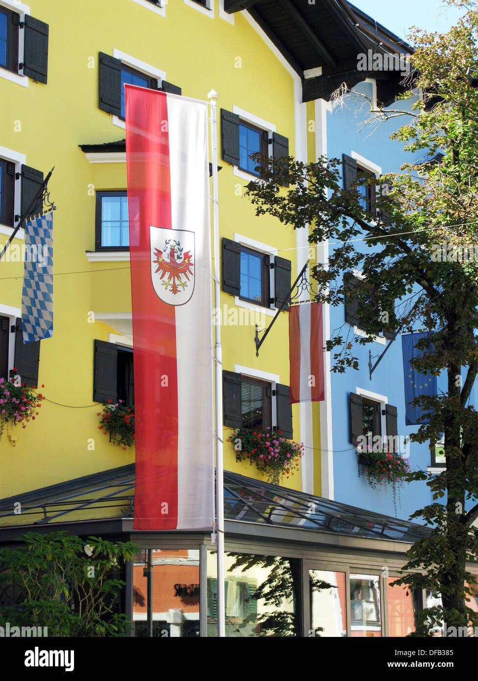 Austria kitzbuhel Europa bandera nacional austríaco colgando del Hotel exterior Foto de stock