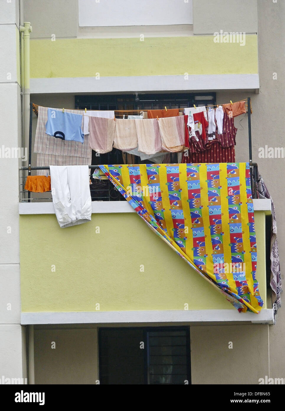 Las telas son colgados en tendedero en una terraza Fotografía de stock -  Alamy