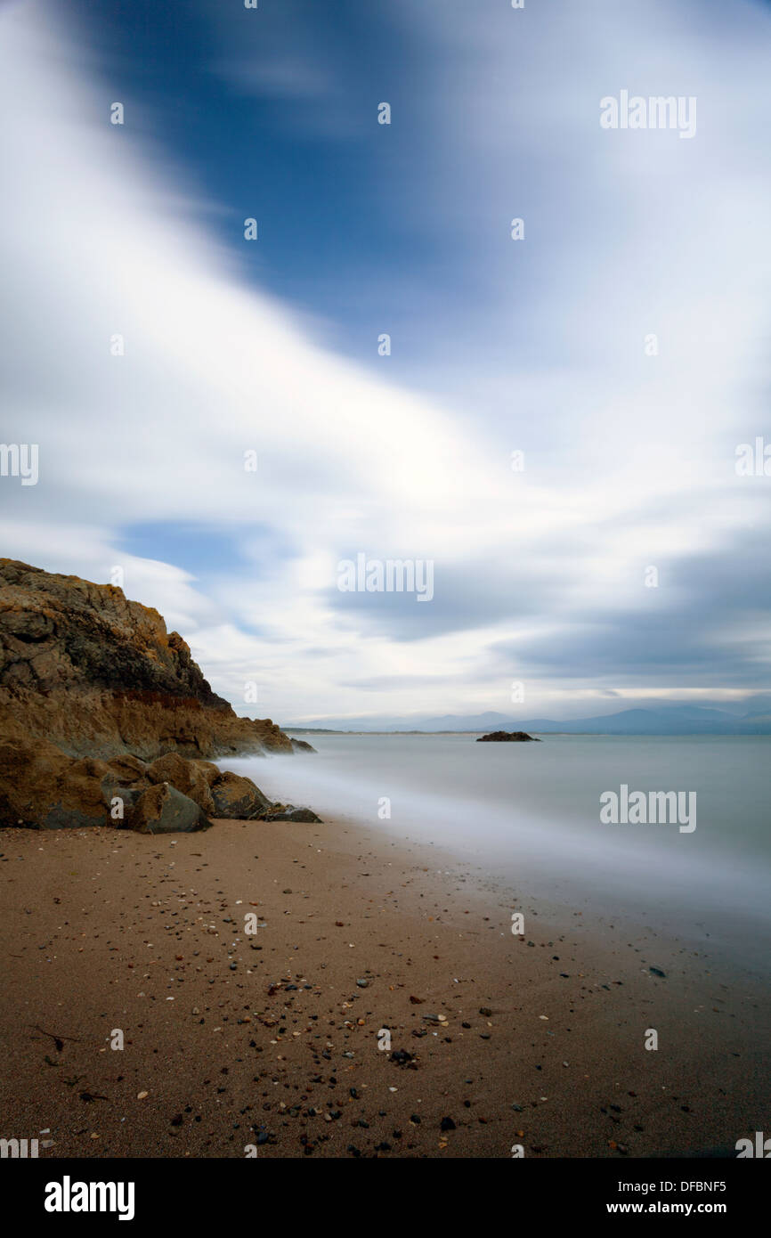 Isla Llanddwyn o Ynys Llanddwyn en la isla de Anglesey, Gales, Reino Unido Foto de stock