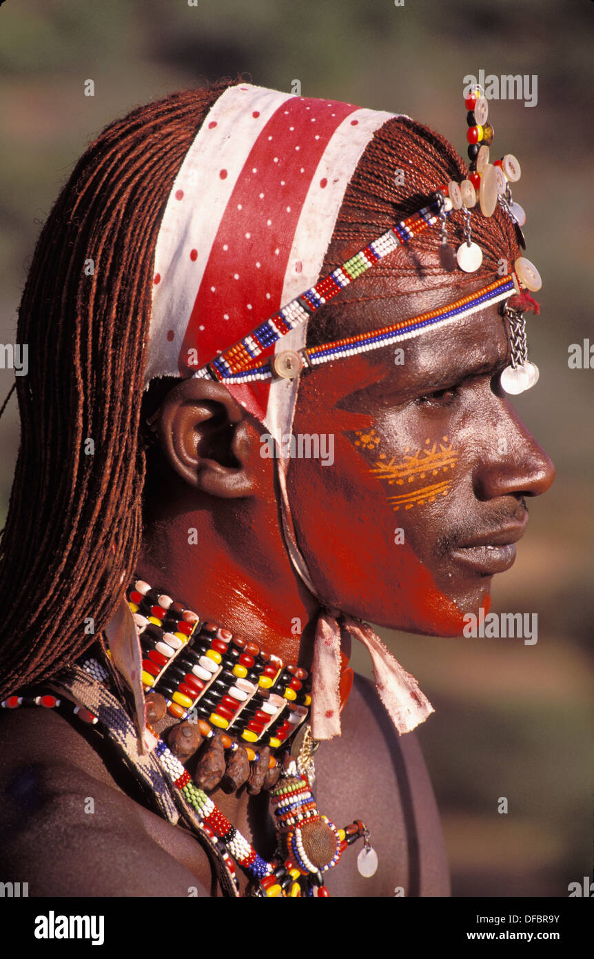 África, Kenya, Samburu. Elaborar tocado y adornos del cuerpo desgastado por  Samburu moran (Guerrero Fotografía de stock - Alamy