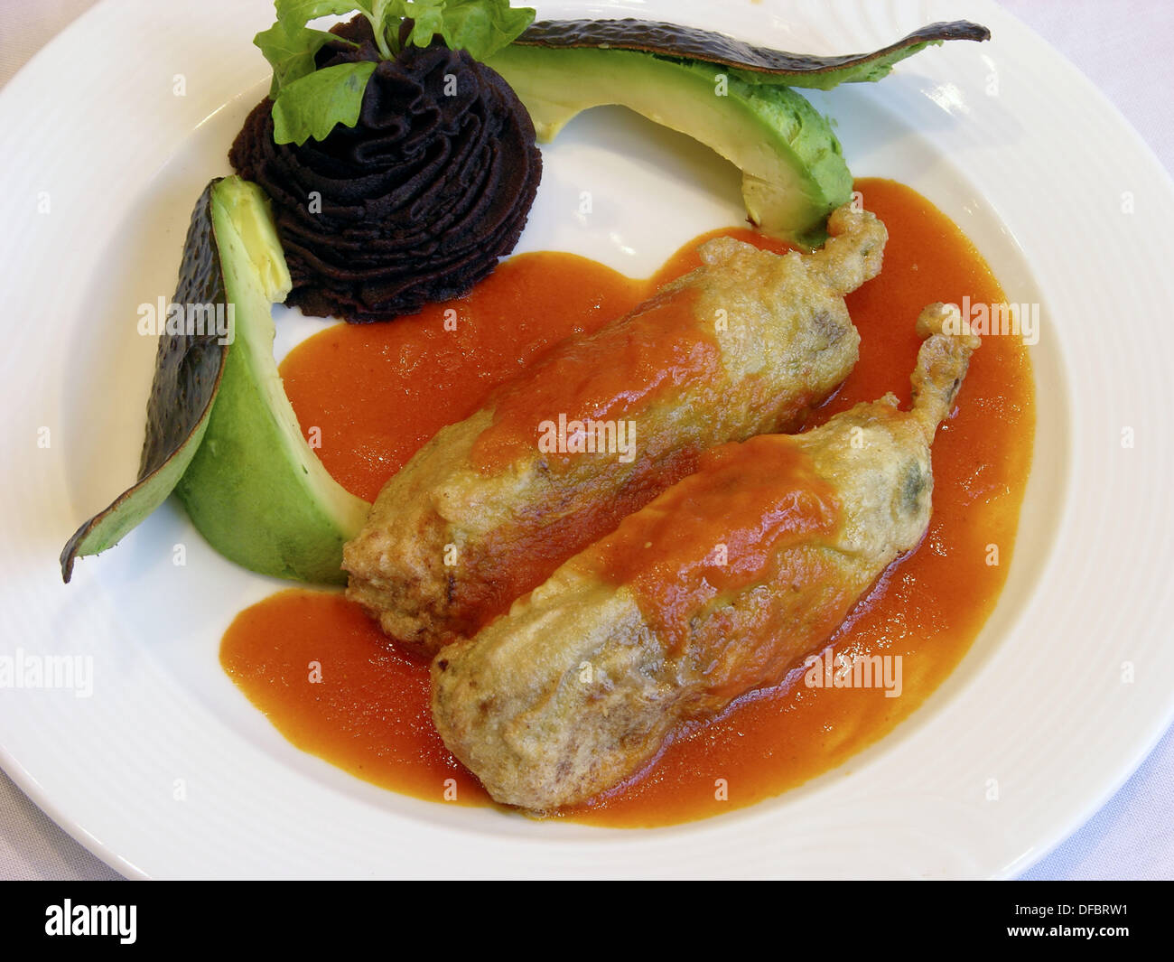 Chiles xcatic rellenos de cazón. Restaurante La Pigua. Campeche. México