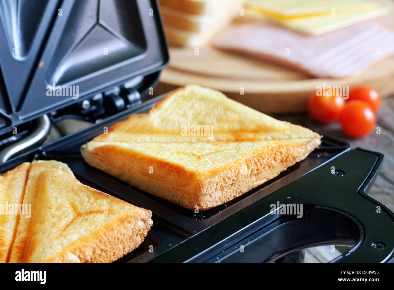 Tostadora de sandwich fotografías e imágenes de alta resolución - Alamy