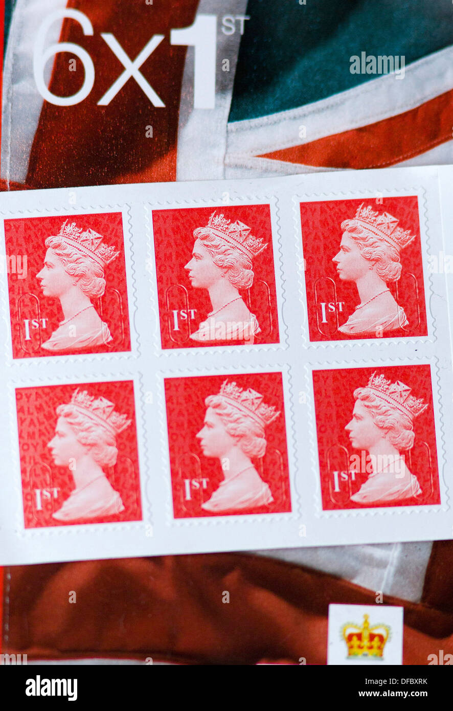 Reino Unido, Londres : una imagen muestra libros de Royal Mail estampillas de primera clase el 12 de septiembre de 2013. Foto de stock