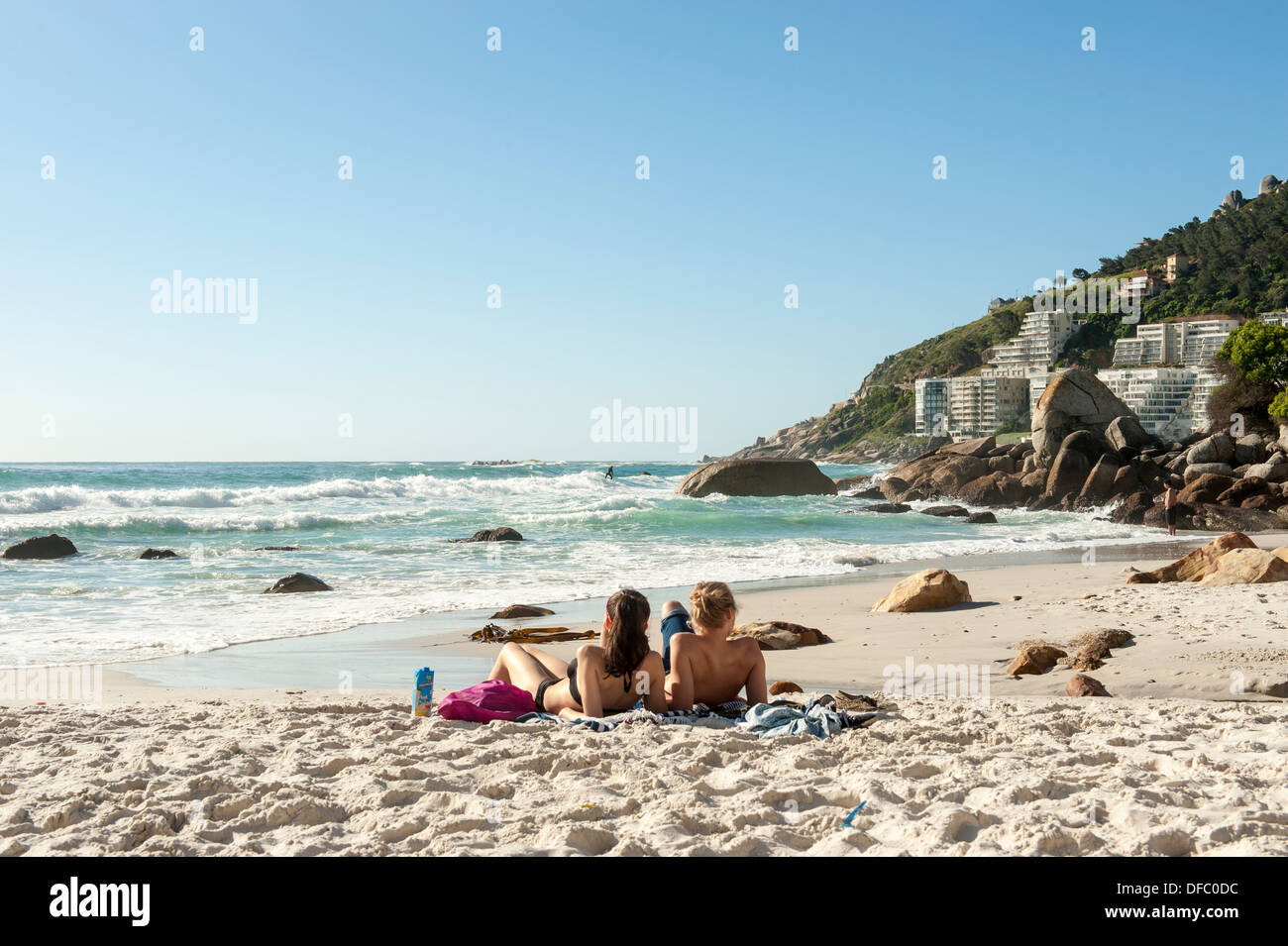 Un par relajante en Clifton Beach, Cape Town, Sudáfrica Foto de stock