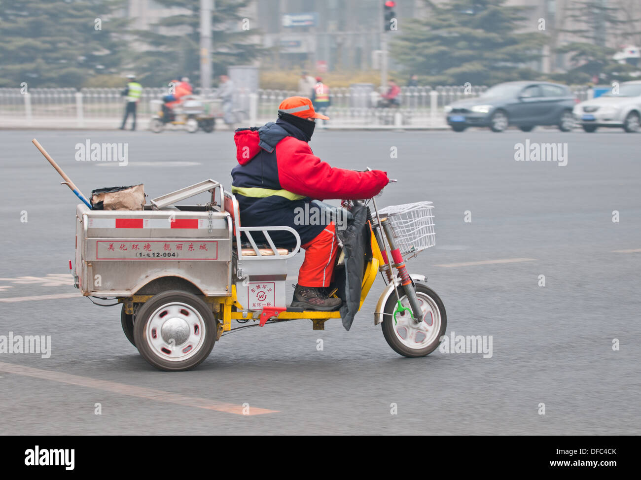 Limpia las calles de conducción de vehículos eléctricos de tres ruedas en Beijing, China Foto de stock