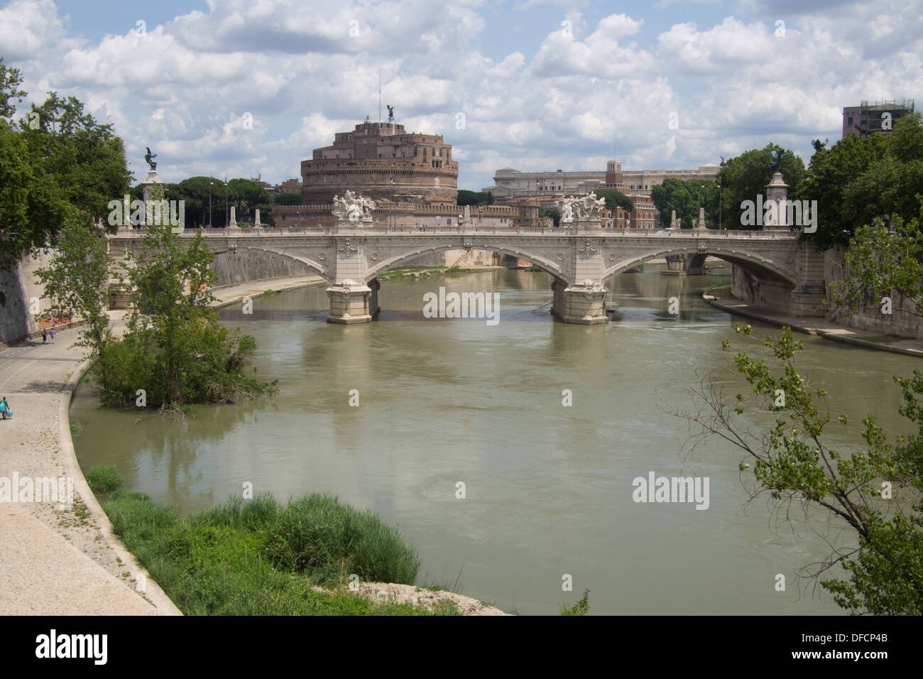 Río Tíber y el Castillo de San Angelo, Roma, región de Lazio, Italia Foto de stock