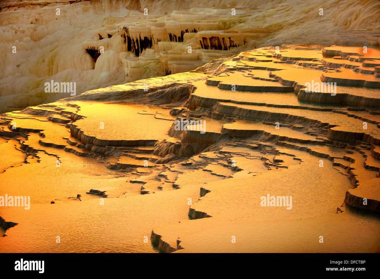 Pamukkale, que significa "castillo de algodón" en turco, piscinas minerales termales travertinas naturales Denizli, Turquía. Foto de stock