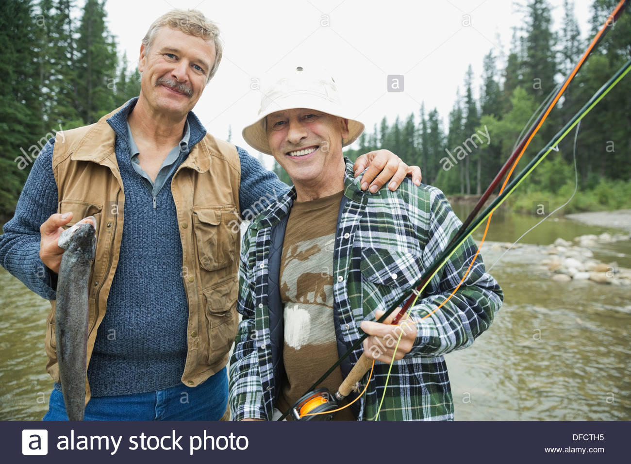 Retrato de hombres pescando juntos Foto de stock