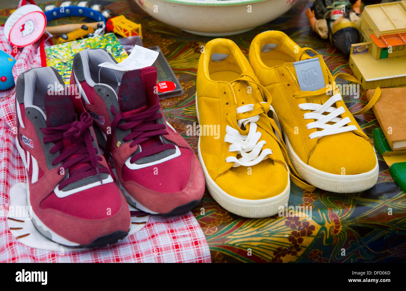 Zapatos de segunda mano fotografías e imágenes de alta resolución - Alamy