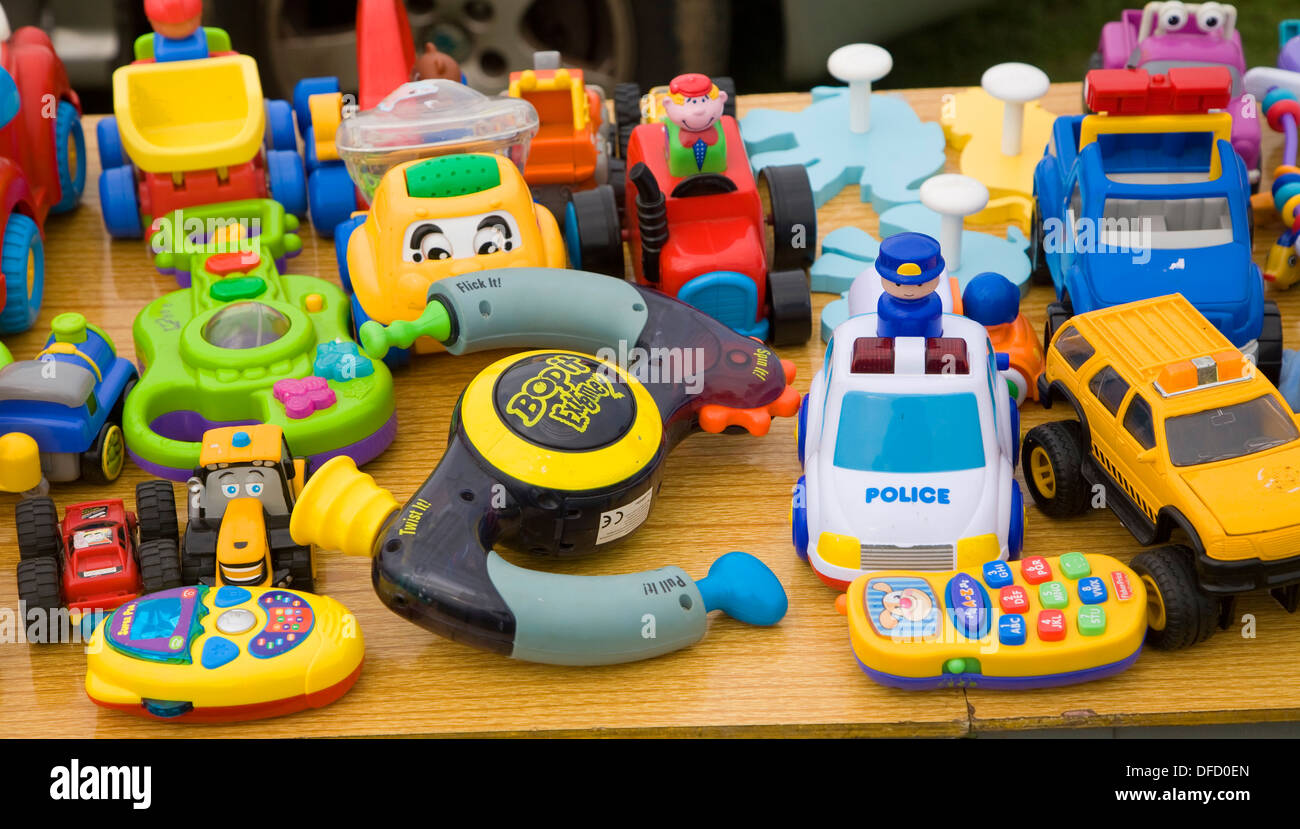 Los juguetes de los niños de segunda mano en venta en el maletero del coche  venta UK Fotografía de stock - Alamy