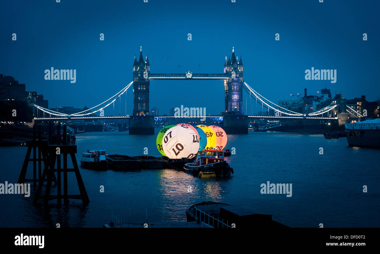 Las bolas de la Lotería Nacional del Reino Unido en el río Támesis, en frente del puente de la Torre de Londres. Foto de stock