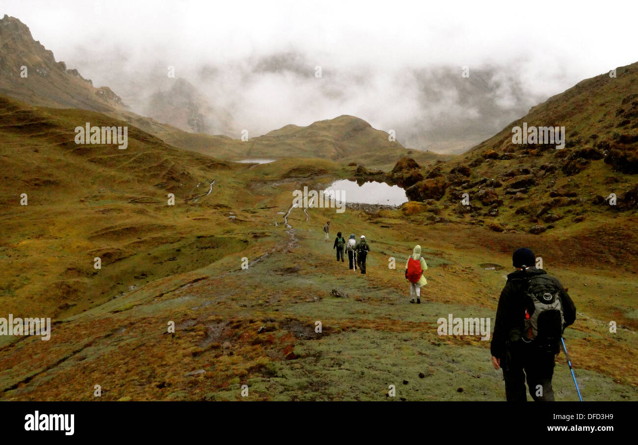 Trekking por senderos Inca alternativo, en los Andes cerca de Cusco, Peru. Foto de stock