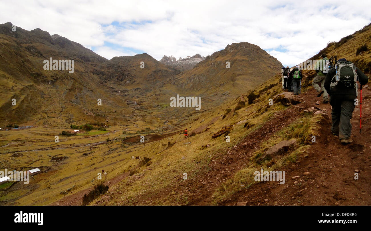Trekking por senderos Inca alternativo, en los Andes cerca de Cusco, Peru. Foto de stock