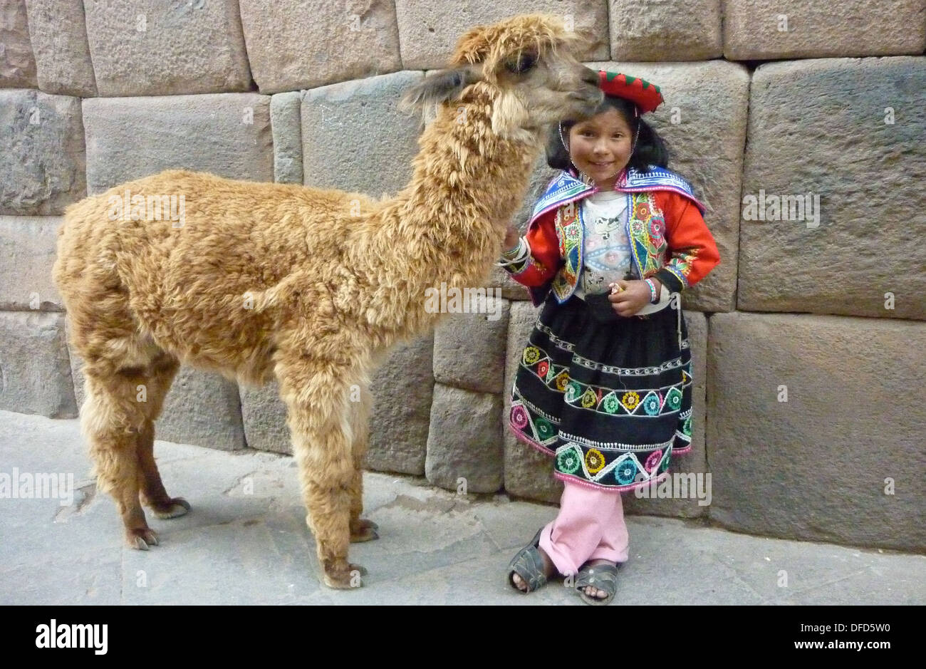 Alpaca child cuzco peru fotografías e imágenes de alta resolución - Alamy