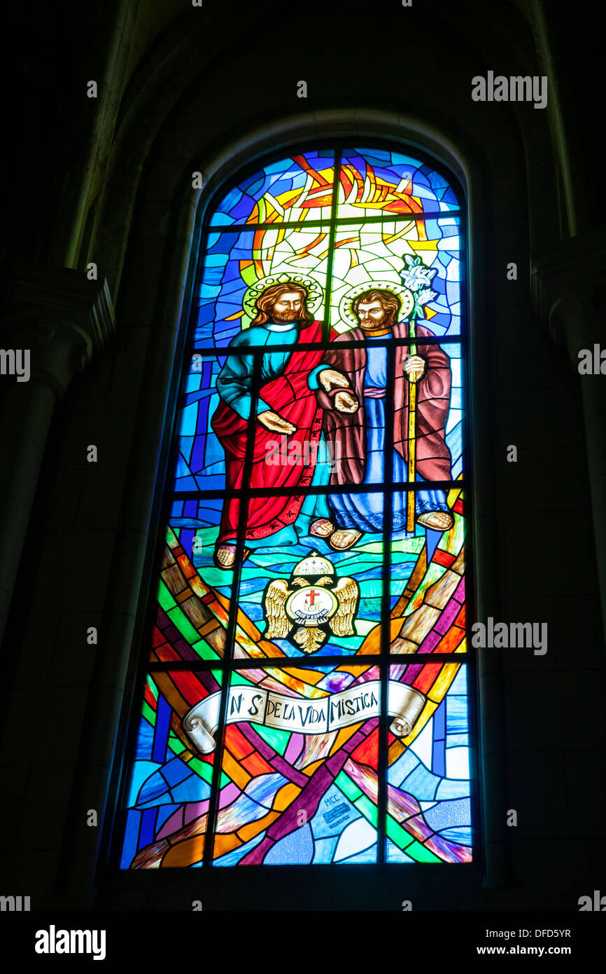 Vitral en la Catedral de La Almudena (aka Catedral de la Almudena),España, Madrid. Foto de stock