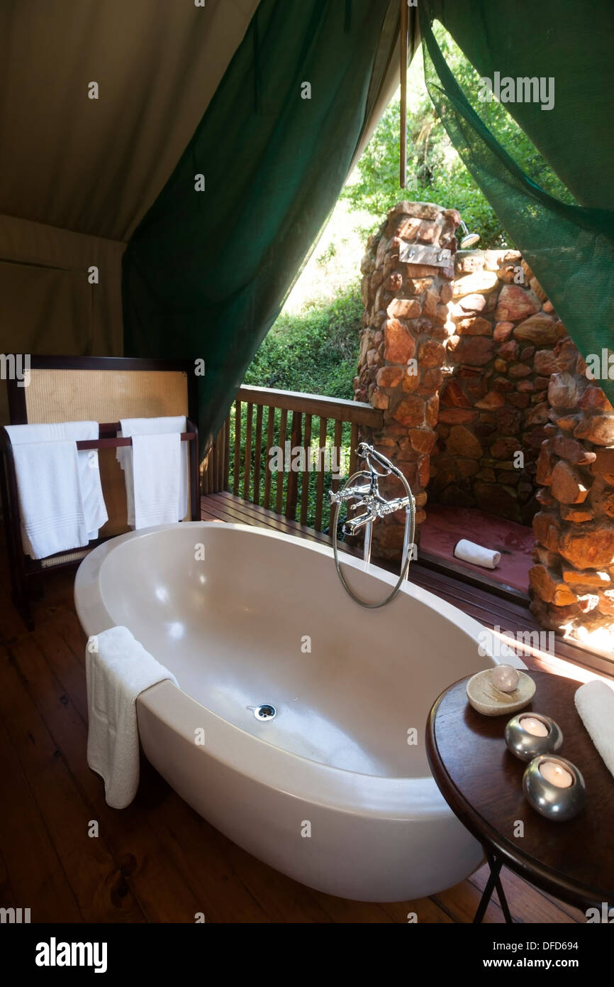 Gran bañera oval dentro de una carpa, safari de lujo Botlierskop Game  Lodge, Mosselbay, Sudáfrica Fotografía de stock - Alamy