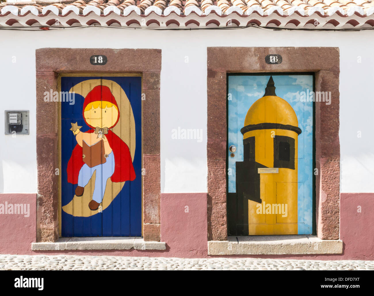 Puertas pintadas en la Rua de Santa Maria Funchal Madeira Foto de stock