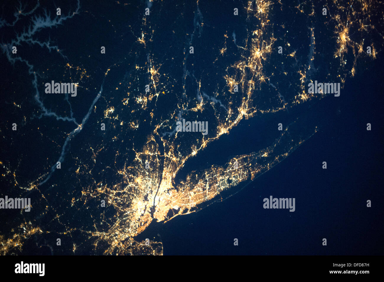 Área metropolitana de la ciudad de Nueva York y Long Island Sound en la noche, EE.UU. Foto de stock