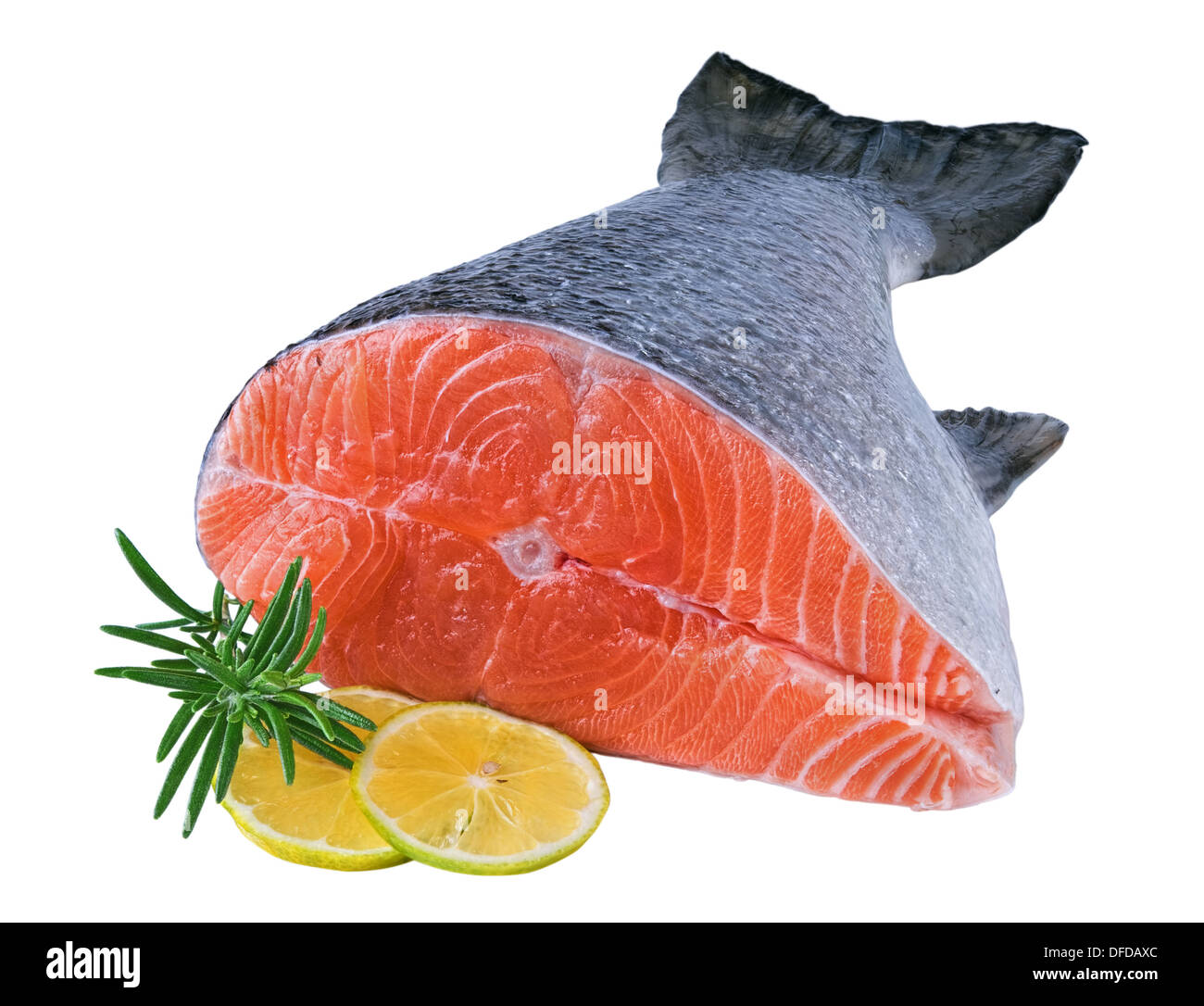 Raw fresco salmón con limón y romero aislado sobre fondo blanco. Foto de stock