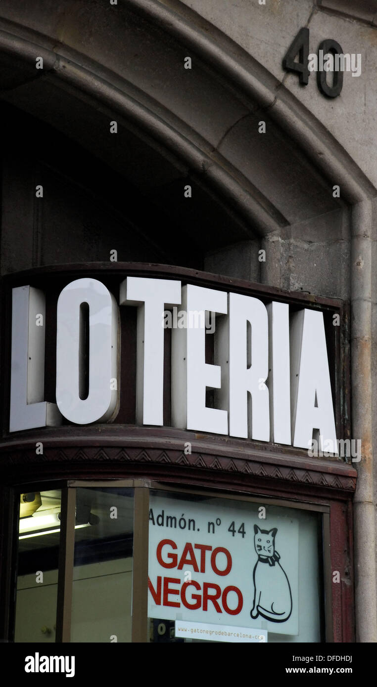 El "Gato Negro" es un lugar famoso para comprar billetes de lotería en  Barcelona Fotografía de stock - Alamy