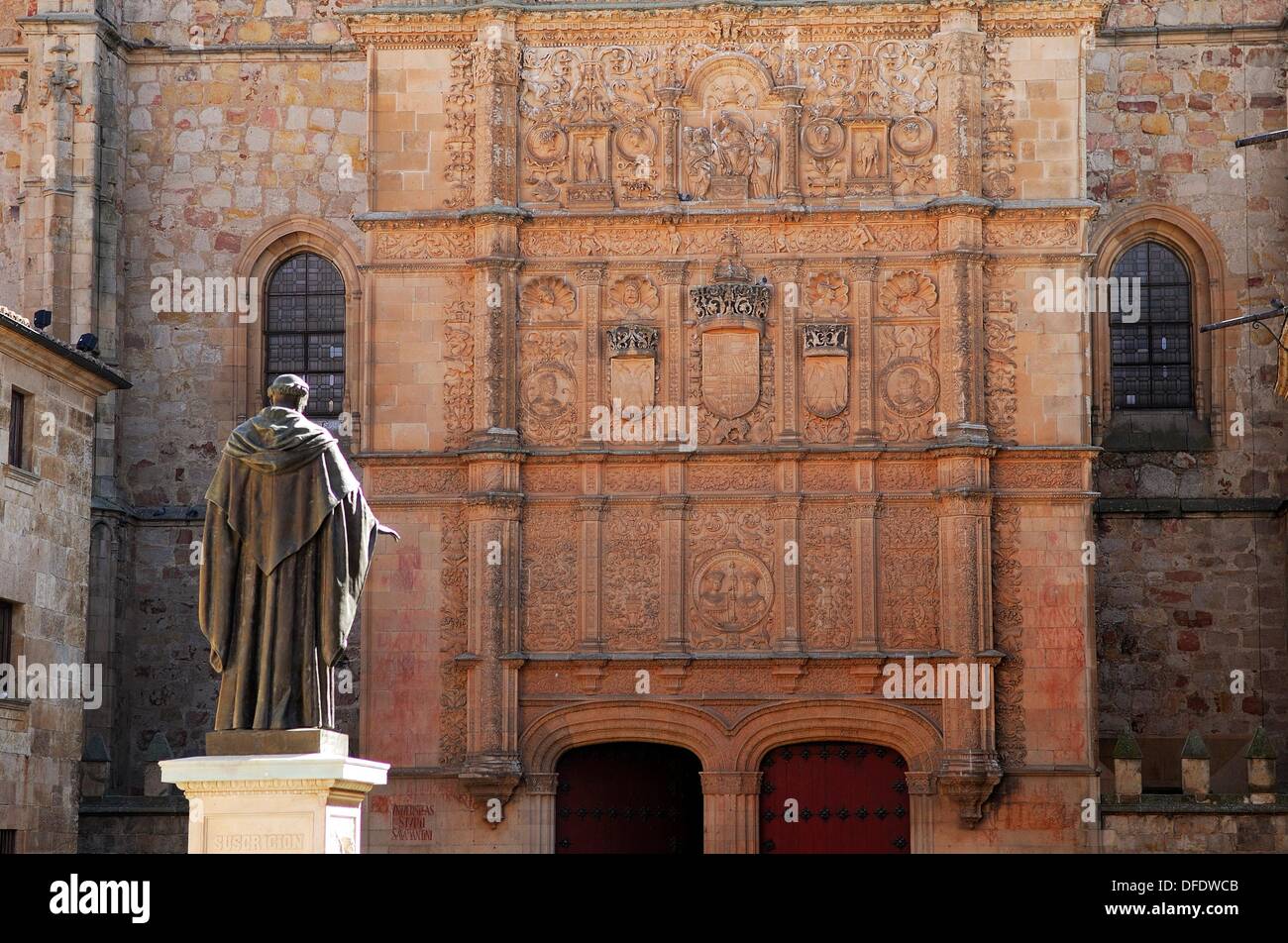 Fachada plateresca de la Universidad de Salamanca y estatua de Fray Luis de León. Salamanca. Castilla y León. España Foto de stock