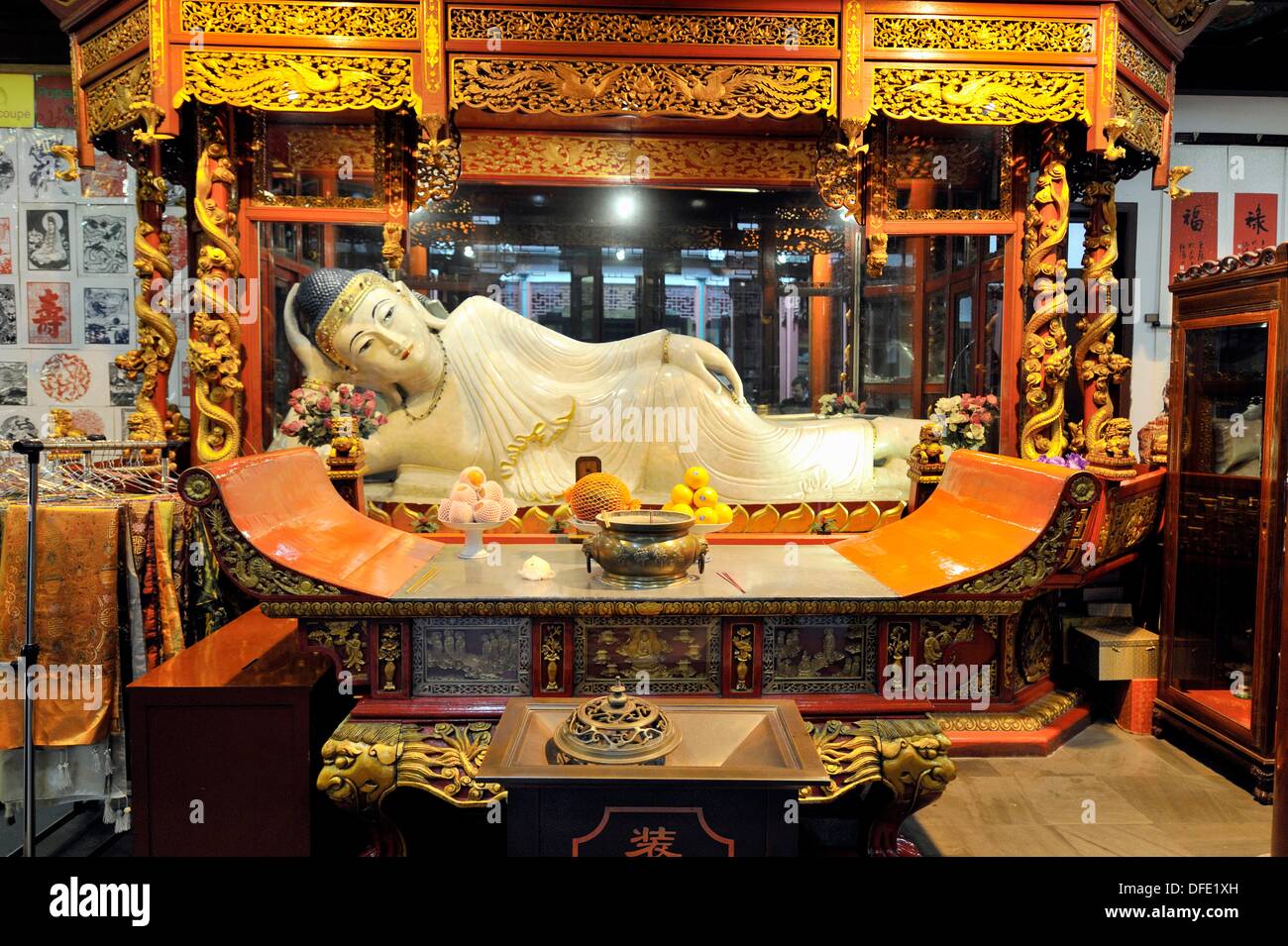 Estatua del Buda recostado dentro del Templo del Buda de Jade, Shanghai,  China Fotografía de stock - Alamy