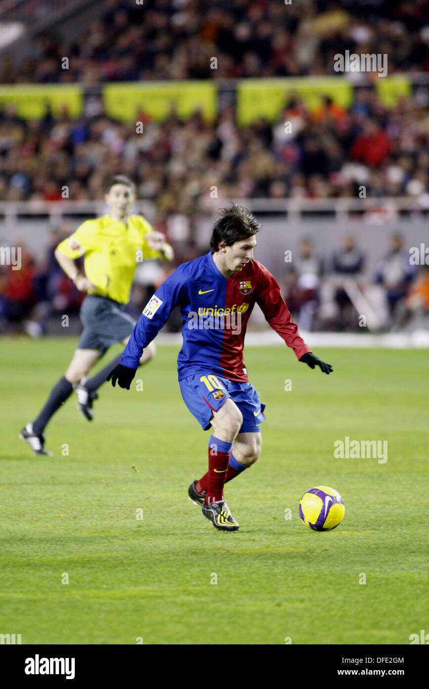 Española 2008-09 (29 de noviembre de 2008): Sevilla vs Barcelona. El estadio Ramón Sánchez Pizjuán. Leo Messi (F.C Fotografía de stock - Alamy