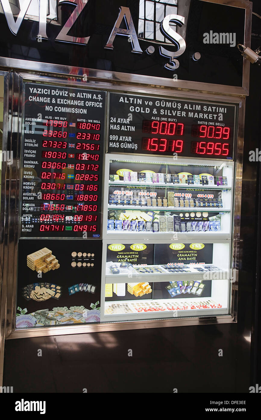 Turquía, Estambul, Fatih, Sultanahmet, Kapalicarsi, tienda del Oro mostrar precios de metales preciosos en el Gran Bazar. Foto de stock