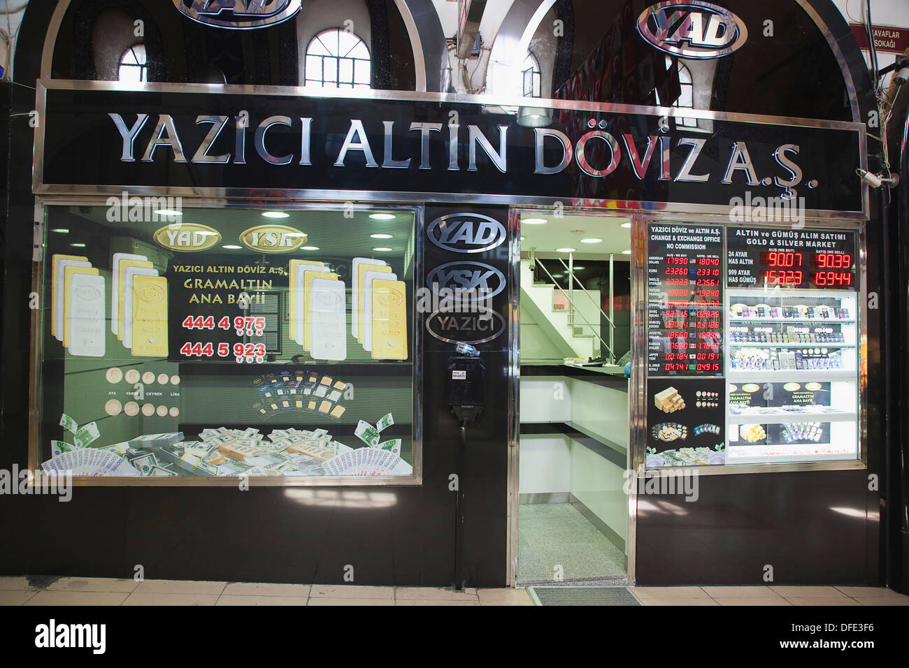 Turquía, Estambul, Fatih, Sultanahmet, Kapalicarsi, tienda del Oro mostrar precios de metales preciosos en el Gran Bazar. Foto de stock