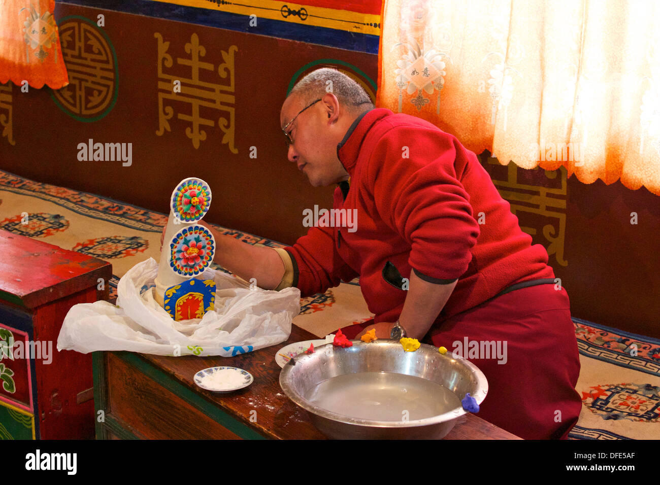 Sacerdote budista trabajando en escayola pintada escultura, Namche monasterio, Namche Bazaar, Nepal, Asia Foto de stock