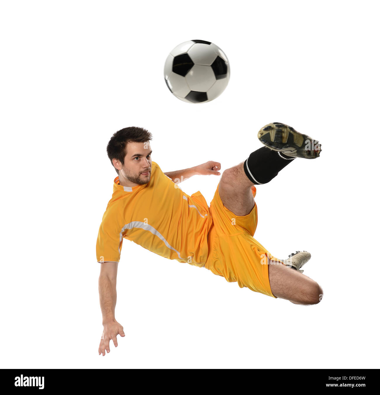 Jugador de fútbol en acción aislada sobre fondo blanco. Foto de stock