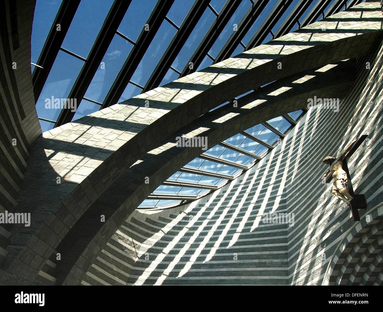 Iglesia de San Giovanni Battista por el arquitecto suizo Mario Botta, en una pequeña aldea Mogno, Canton Ticino, Suiza, extremadamente Foto de stock
