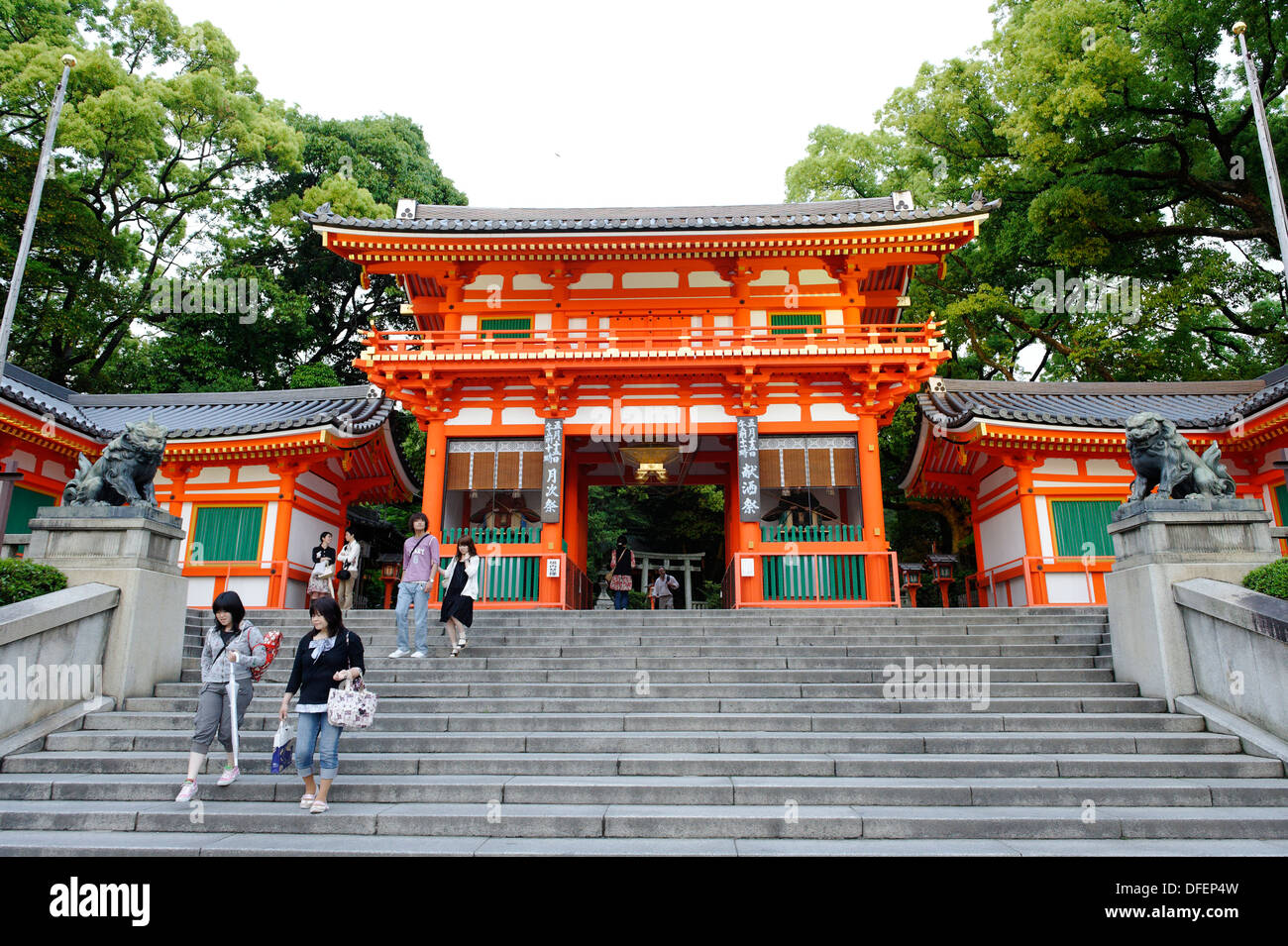 Yasaka Santuario Sintoísta incluye varios edificios, puertas y un vestíbulo principal, el distrito Gion, Kioto, provincia de Kansai, la isla de Honshu, Foto de stock
