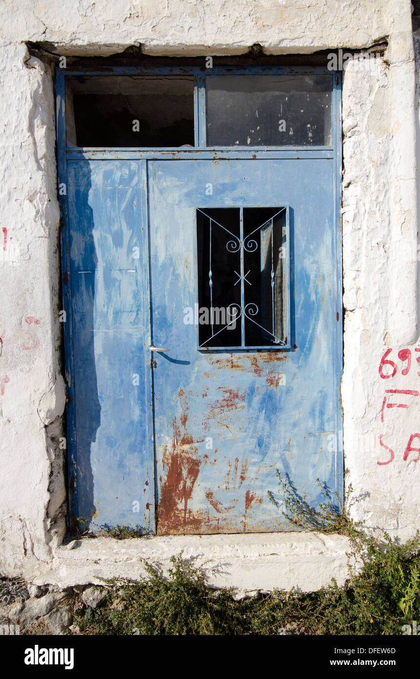 Puerta oxidada en Mirthios - Creta, Grecia Foto de stock