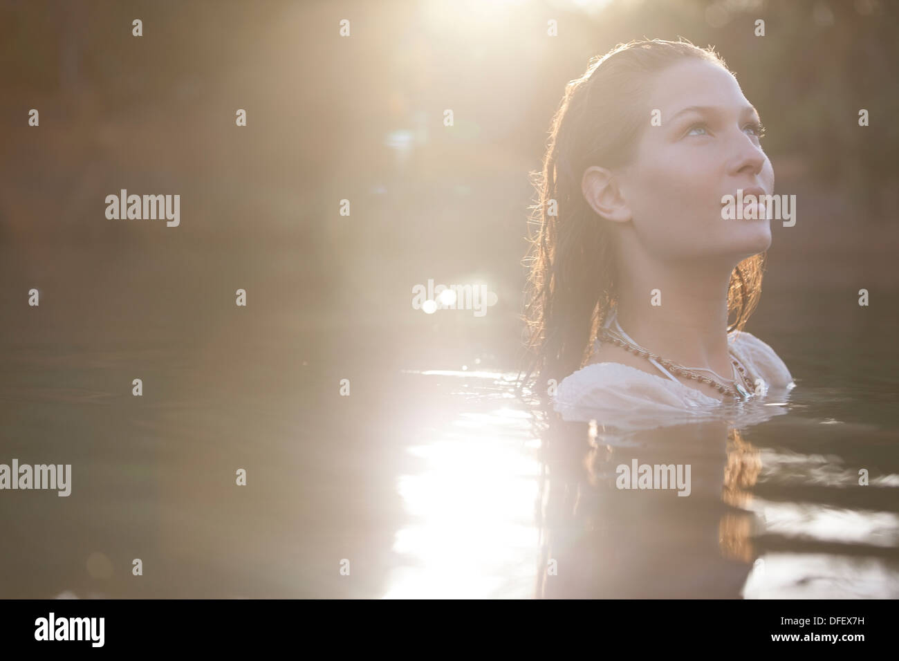 Mujer serena en el lago Foto de stock