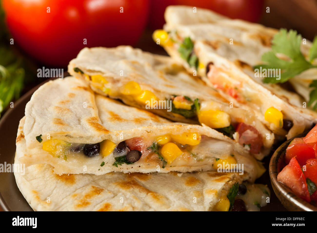 Queso casero y Quesadillas con frijoles y Salsa de Maíz Fotografía de
