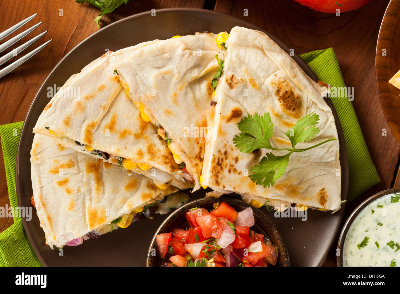 Queso casero y Quesadillas con frijoles y Salsa de Maíz Fotografía de
